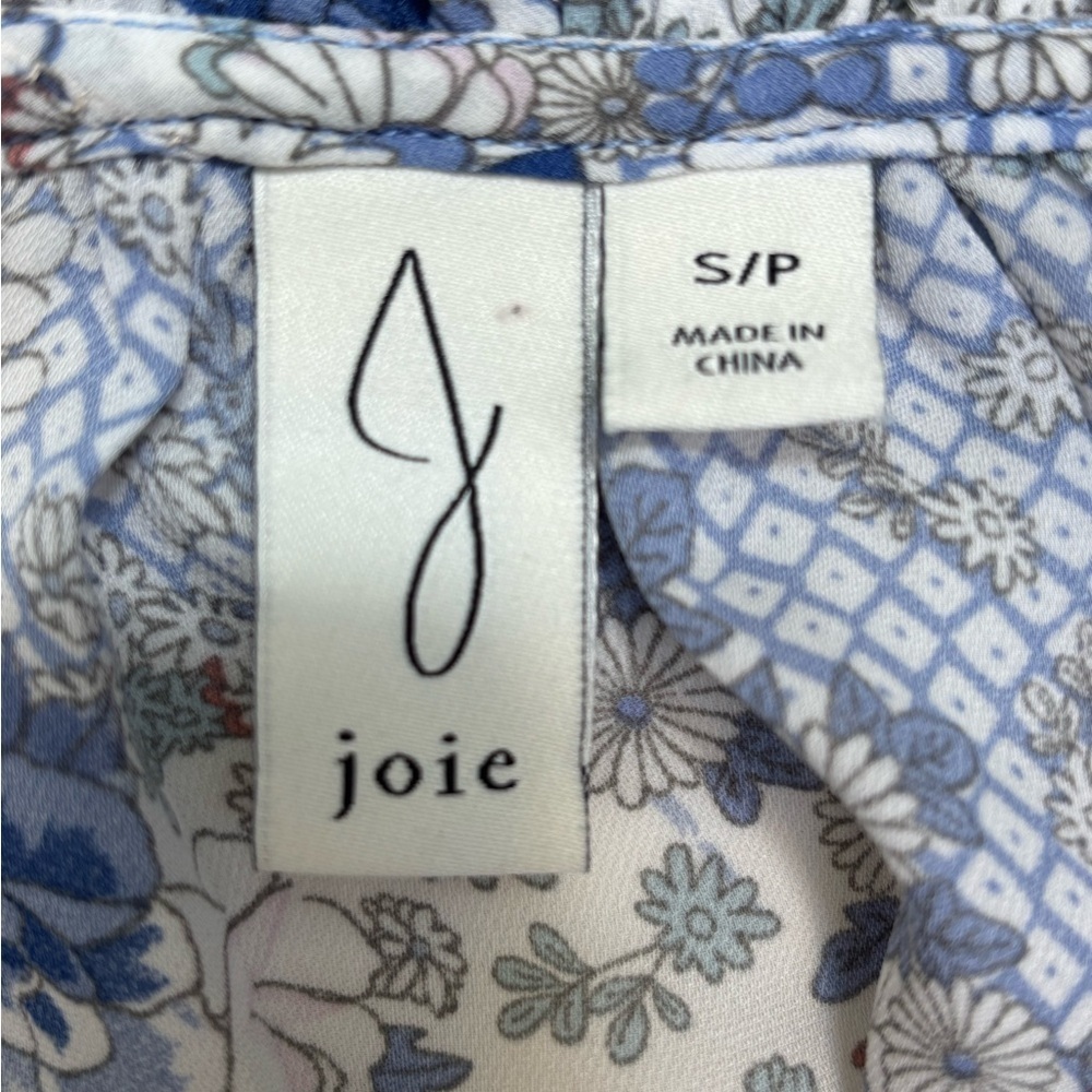 Joie Ruffle Short Sleeve patterned blouse in blue, size small 🌸 - Picture 7 of 8